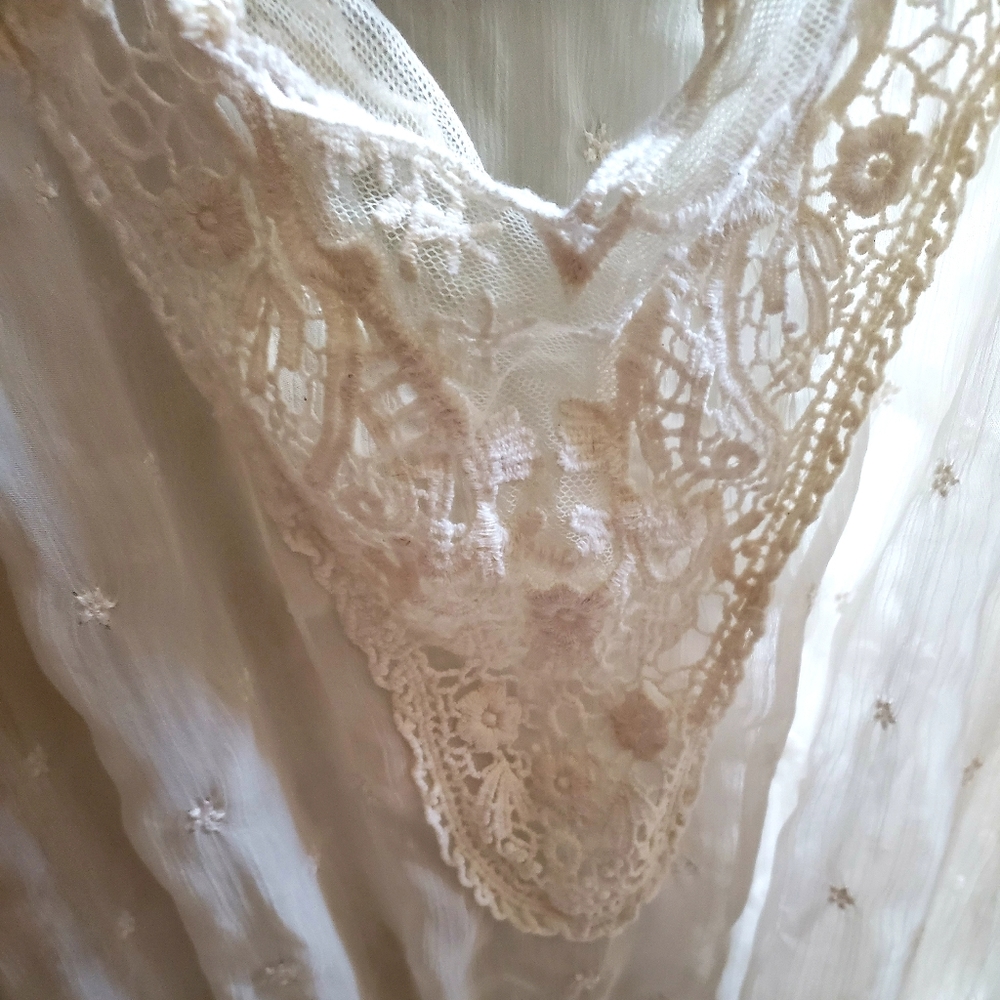 BEAUTIFUL BLOUSE..its in the details..